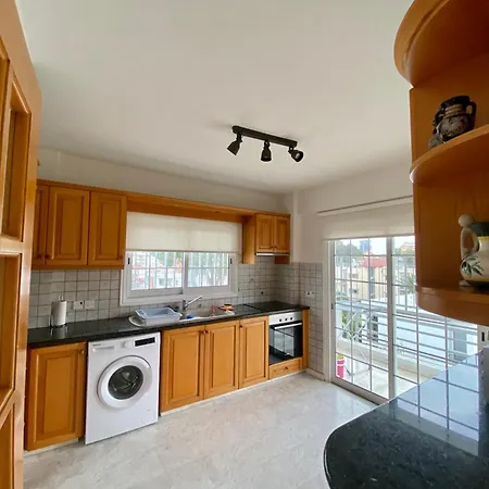 Sunny 2 Bedroom Flat In Engomi